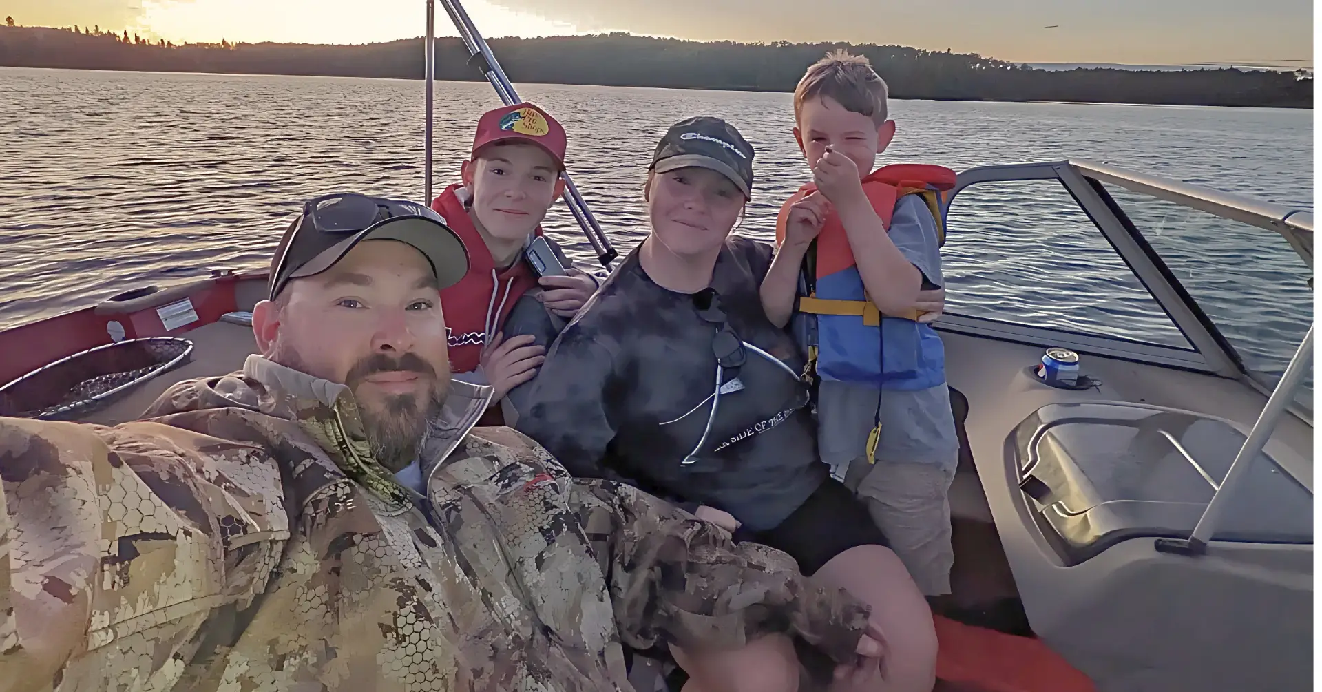 Famille sur le lac echouani de la pourvoirie pavillon richer en outaouais pour la pêche au doré